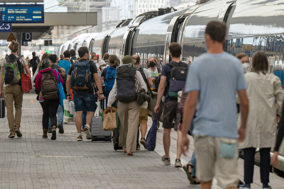 Am Hauptbahnhof München stiegen die Passagiere nicht nur in die Fernverkehrszüge, sondern nutzten auch Fahrangebote privater Anbieter.