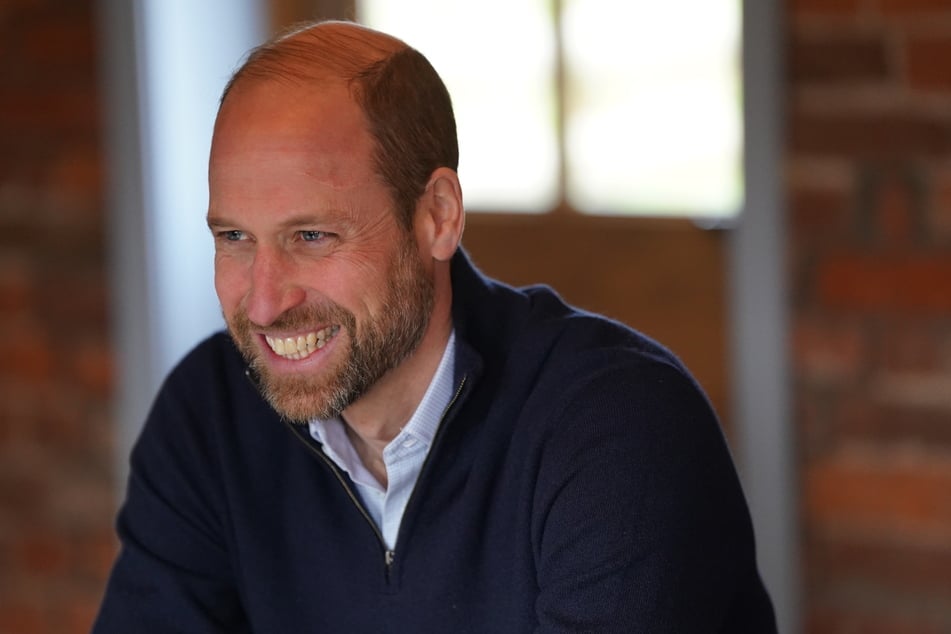 Prinz William (43) hilft einer britischen Fußballmannschaft, die Probleme mit der Zufahrtsstraße zu ihrem Verein haben.