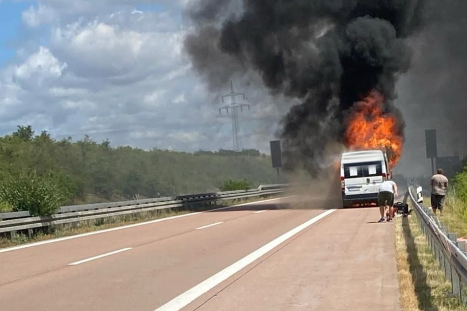 Der Kleinbus brannte komplett aus.