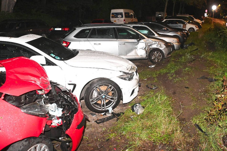 Der Mitsubishi ist bei dem Unfall in Berlin-Treptow mit insgesamt sieben geparkten Fahrzeugen kollidiert.