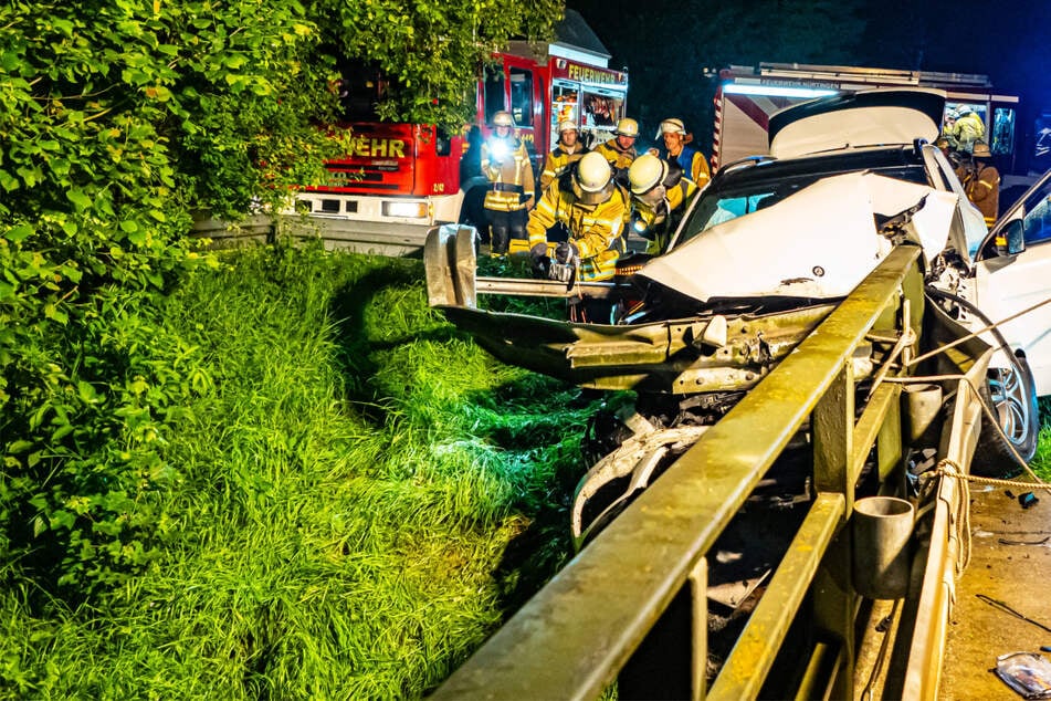 Mercedes kracht mit voller Wucht in Geländer: Fahrer bei Unfall schwer verletzt!