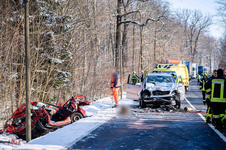 Der Fahrer (34) des roten Kleinwagens überlebte den Unfall nicht.