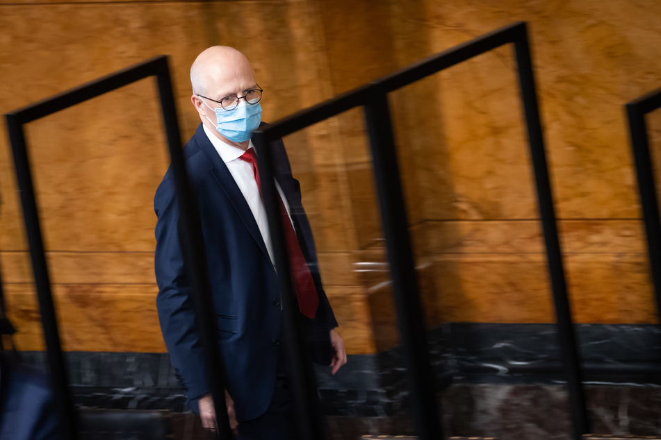 Peter Tschentscher (SPD), Erster Bürgermeister in Hamburg, kommt mit Mund-Nasen-Schutz zu einer Sitzung der Hamburgischen Bürgerschaft im Rathaus.