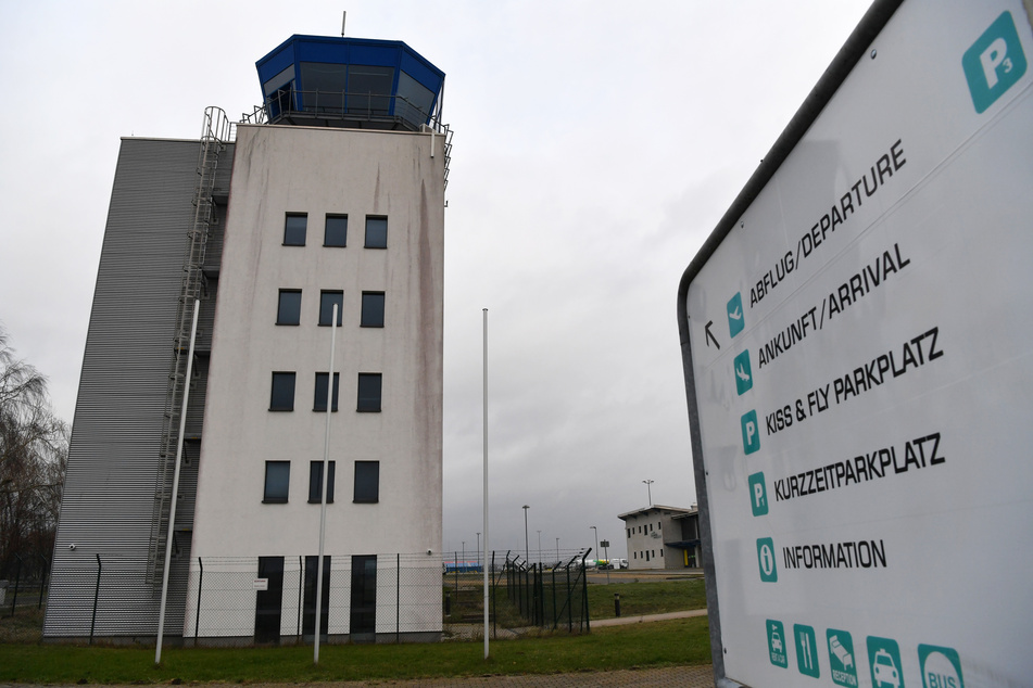 Blick auf den Tower und Hinweisschilder auf dem Gelände vom Flughafen in Cochstedt.
