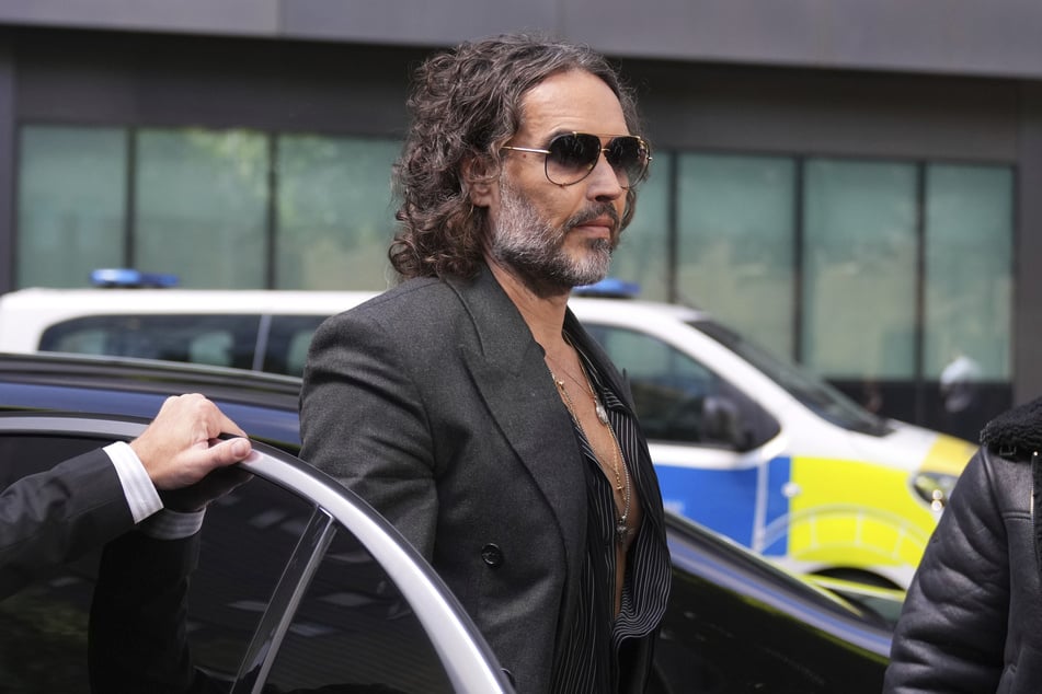 Dem britischen Schauspieler Russell Brand (50) wird erneut sexuelle Nötigung und Vergewaltigung vorgeworfen.
