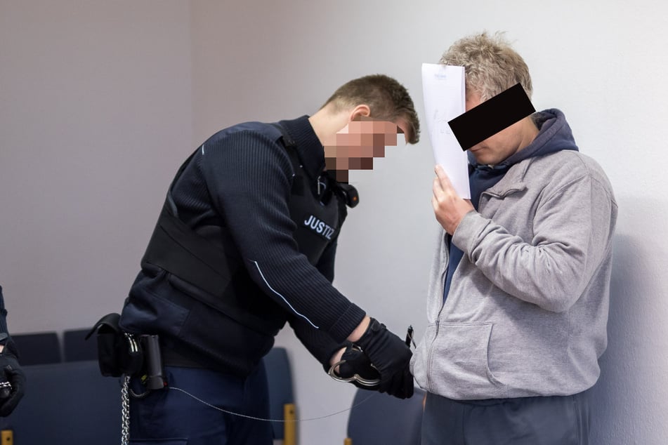 Der gebürtige Sauerländer Benjamin S. (40) wird im Gerichtssaal von seinen Fesseln befreit. Während der Aussage seines Opfers schaute er stoisch zu Boden.