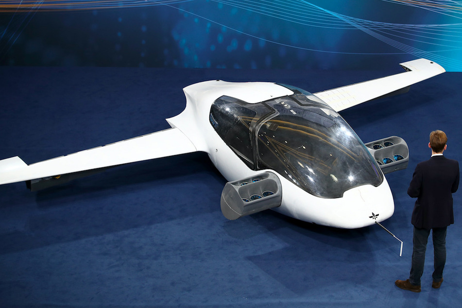 Der Prototyp des ersten flugfähigen "Flugtaxis", der eVTOL - electric vertical take-off and landing Jet - des Herstellers Lilium, ist in Nürnberg ausgestellt.