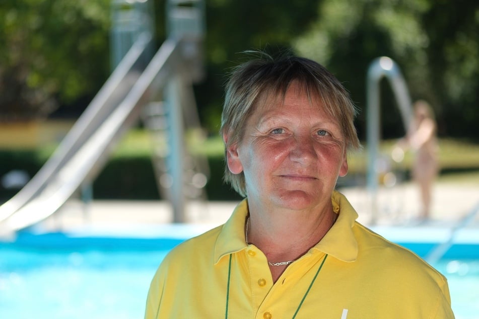 Badleiterin Antje Silber (57) muss in ihrem Freibad immer häufiger mit Badegästen diskutieren, die meinen, sich nicht an die Hausordnung halten zu müssen.