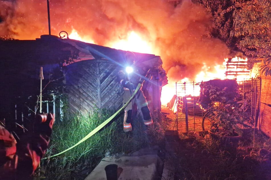 Feuer-Inferno in Fürstenwalde (Oder-Spree): Dort brannte in der Nacht eine Gartenlaube.