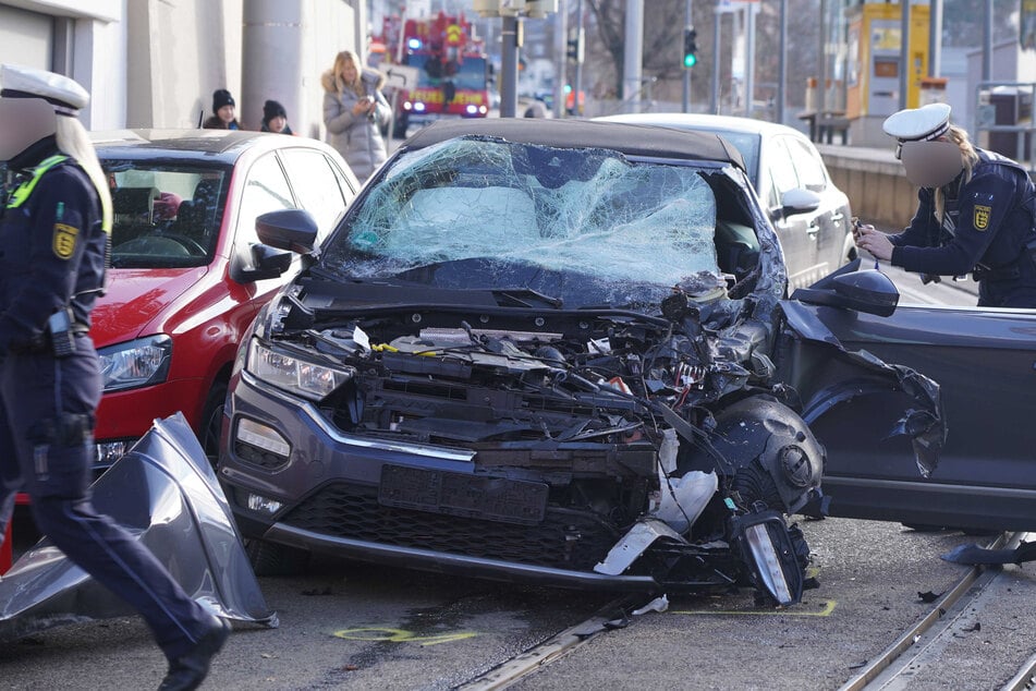 Zwei Personen wurden bei dem Unfall verletzt.