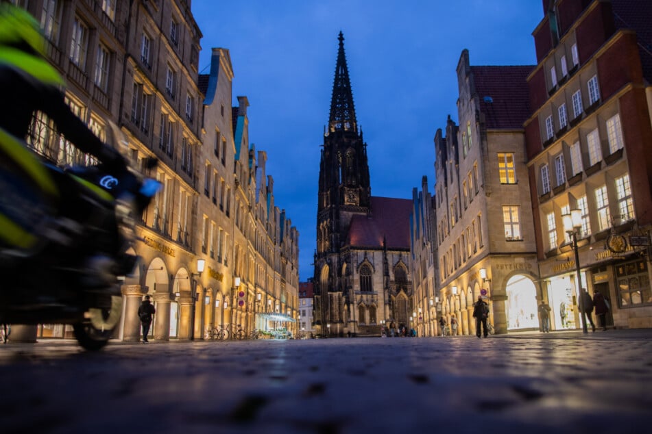 Fast menschenleer sind während des Teil-Lockdowns die Straßen um den sonst beliebten Prinzipalmarkt in Münster.