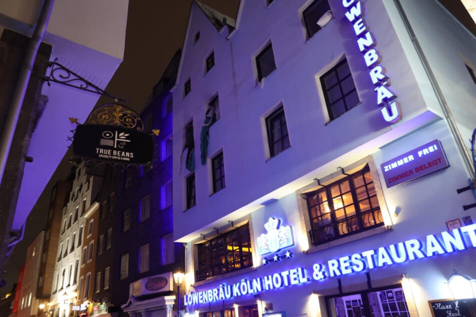 Vor dem Hotel stehend sind die kaputten Fensterscheiben im dritten Stock eindeutig zu erkennen.