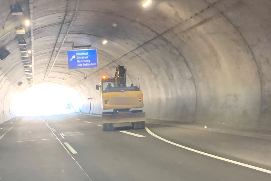 Der Bagger schlich über die A71.