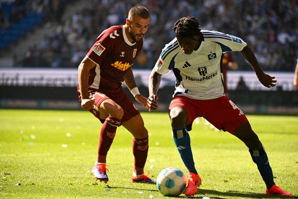 Fabio Baldé (r) gab am Freitag sein Debüt in der deutschen U20-Auswahl. Hier ist der Flügelspieler im Einsatz für den HSV gegen Jahn Regensburg.