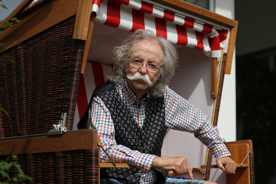 Der Wissenschaftsjournalist sitzt in einem Strandkorb in seinem Garten. Sein Anwesen nennt er liebevoll "Pützerosa-Ranch".