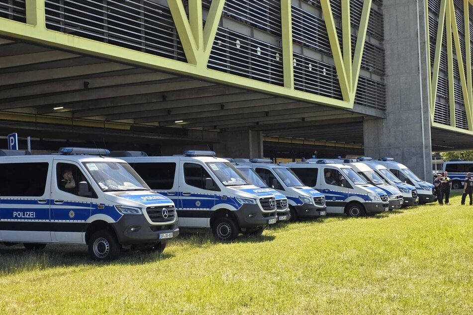 Die Leipziger Polizei ist mit einem Großaufgebot am Leipziger Flughafen vor Ort, um die Anreise abzusichern.