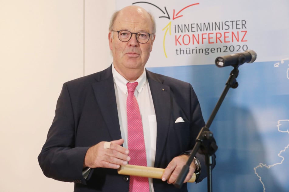 Hans-Joachim Grote (CDU), Innenminister von Schleswig-Holstein spricht auf einer Pressekonferenz.