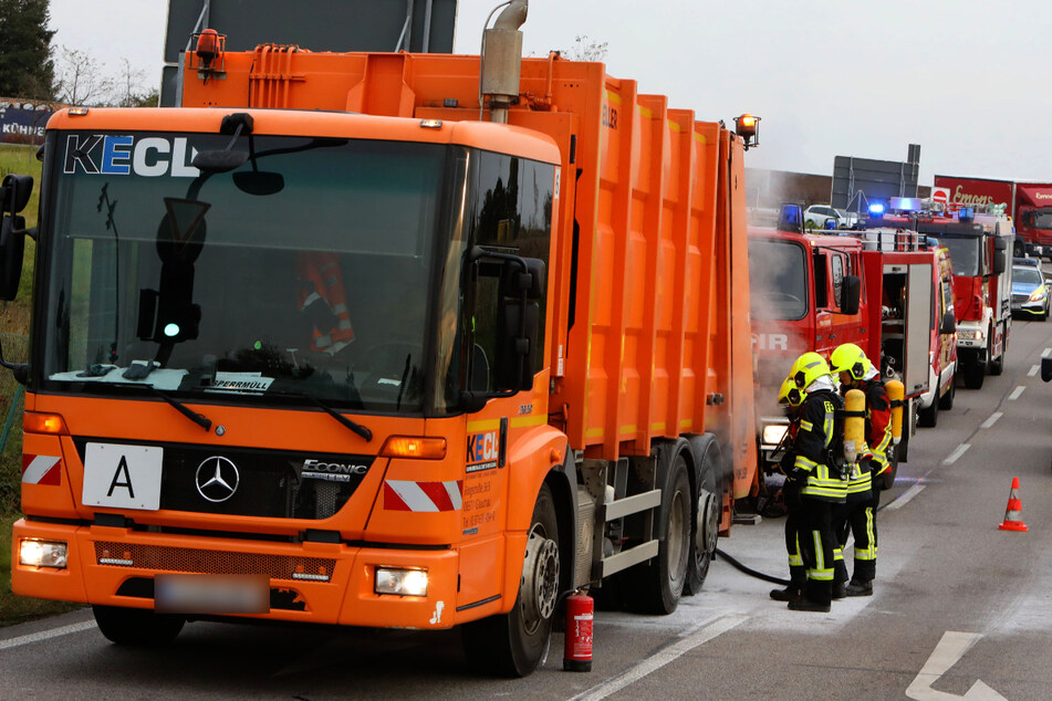 Bremse heißgelaufen: Müllauto qualmt an A4-Anschlussstelle