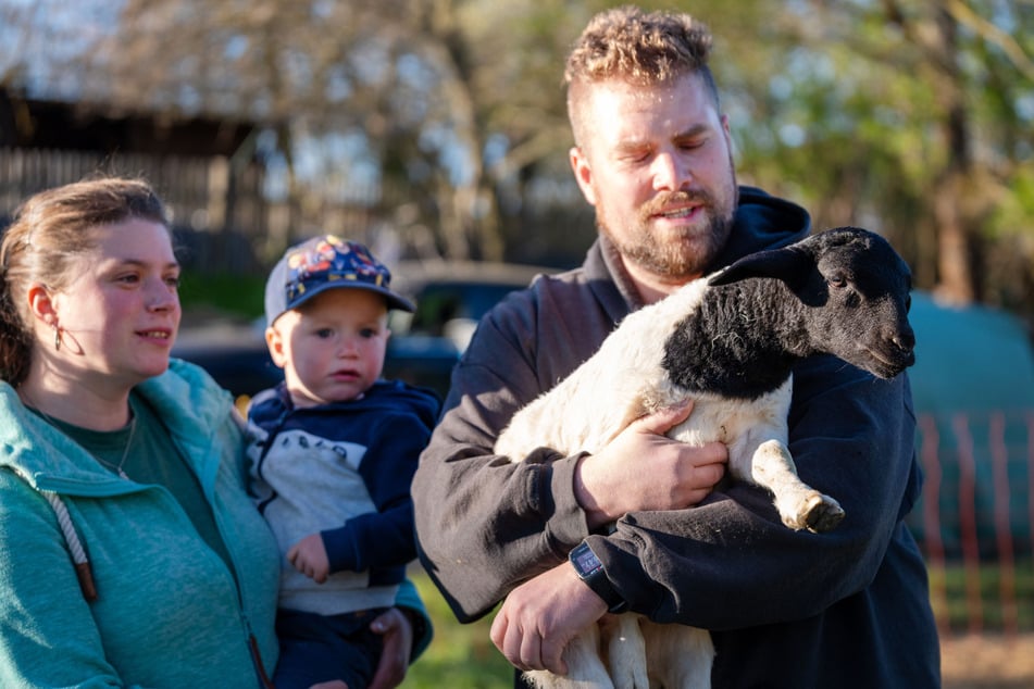 Hobby-Schäfer Stefan Steudel (38, r.) mit einem Lamm auf dem Arm.