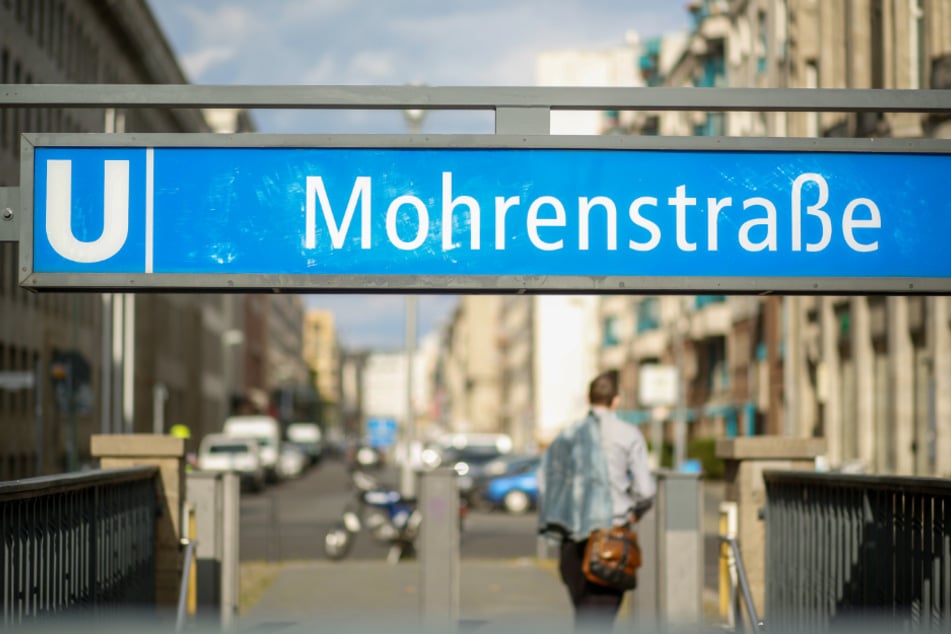 Eingangsschild der U-Bahnhaltestelle "Mohrenstraße" in Berlin.