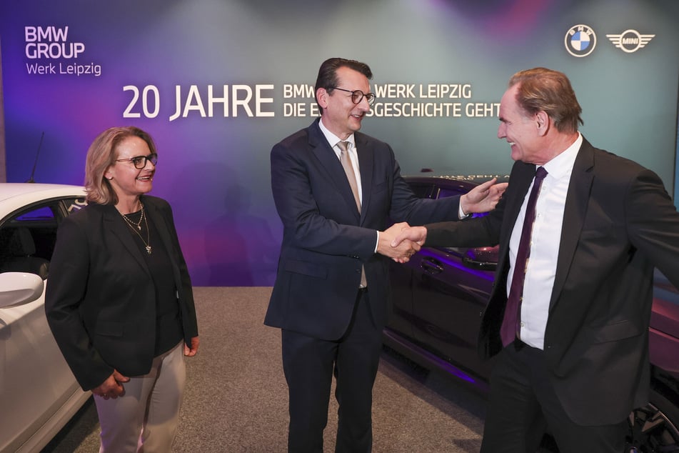 Freuten sich über die Entwicklung des Leipziger BMW-Standorts (v.l.): Werksleiterin Petra Peterhänsel (59), Produktionsvorstand Milan Nedeljković (56) und Leipzigs OB Burkhard Jung (67, SPD).