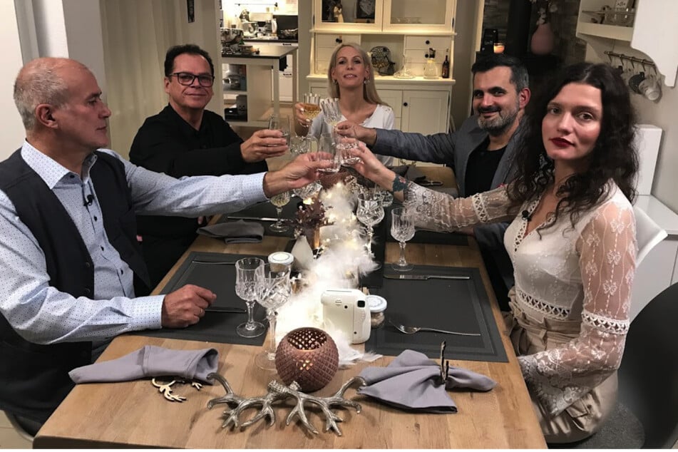 Einmal anstoßen, bitte! Die "Das perfekte Dinner"-Kandidaten Kurt (62), Rainer (66), Gastgeberin Chantal (37), Zafer (38) und Amira (27) erheben die Gläser.