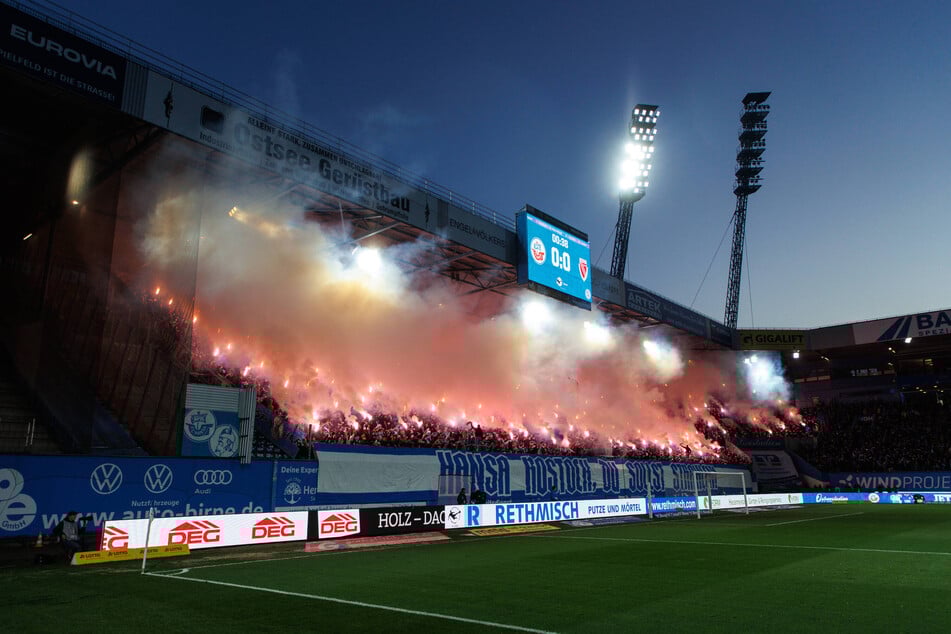 Was für ein Schaubild zu Spielbeginn: Der Rostocker Fanblock war in Flammen getaucht.