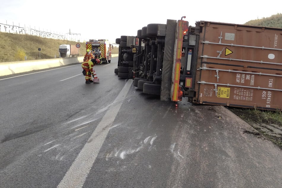 Unfall A44: Ursache unklar: Lastwagen fährt auf Autobahn und stürzt um, Fahrer verletzt