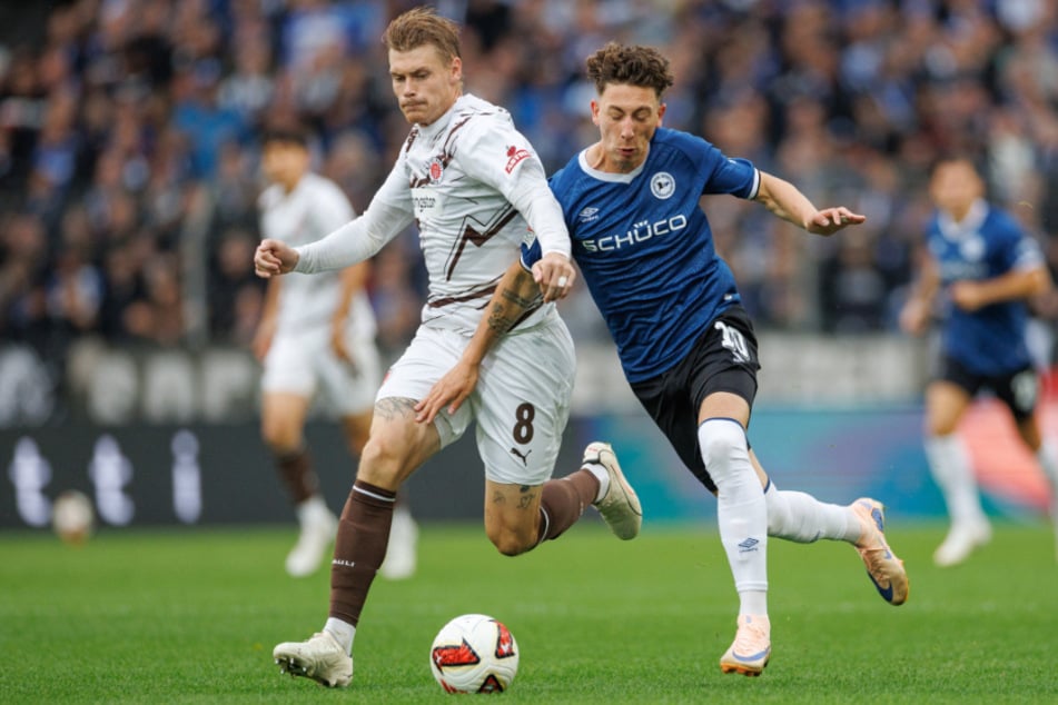 Arminia-Stürmer Jannik Rochelt (r.) traf nach einem Abschlag seines Keepers zur Führung für Bielefeld.