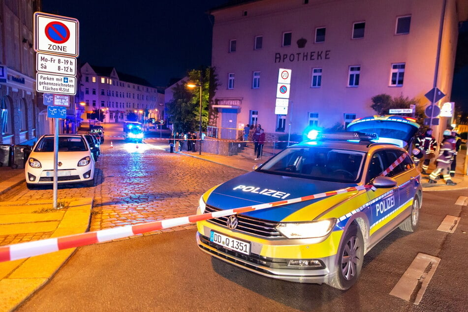 Polizisten sicherten am 31. Mai 2023 in Limbach-Oberfrohna den Tatort mit den gesprengten Geldautomaten.