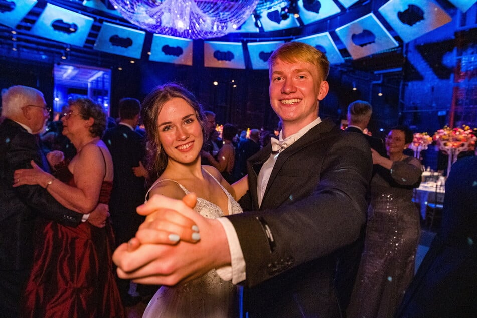 Die Debütanten Tamara Tänzer (18, l.) und Jonathan Frieden (18) tanzen schwungvoll über's Parkett.