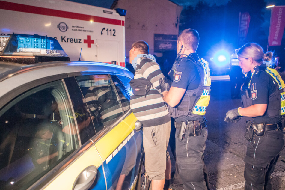 Polizisten nehmen ein Mann vorläufig fest.