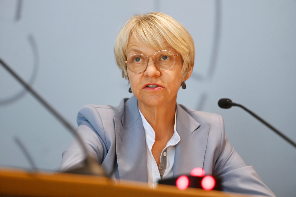 NRW-Schulministerin Dorothee Feller (56, CDU) besuchte am Dienstag die Schule der Zwölfjährigen. (Archivbild)