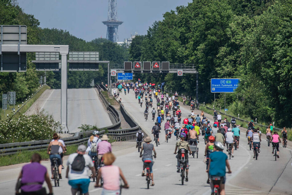 Zehntausende zu traditioneller FahrradSternfahrt in