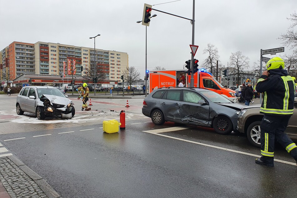 Kameraden der Berliner Feuerwehr mussten ausgelaufene Flüssigkeiten binden und abgeflogene Autoteile von der Straße räumen.