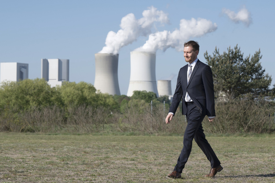 Sachsens Regierungschef bei der Eröffnung einer Photovoltaik-Freiflächenanlage vor dem Kraftwerk Boxberg. Der Park ist Teil der Leag-Gigawatt Factory.