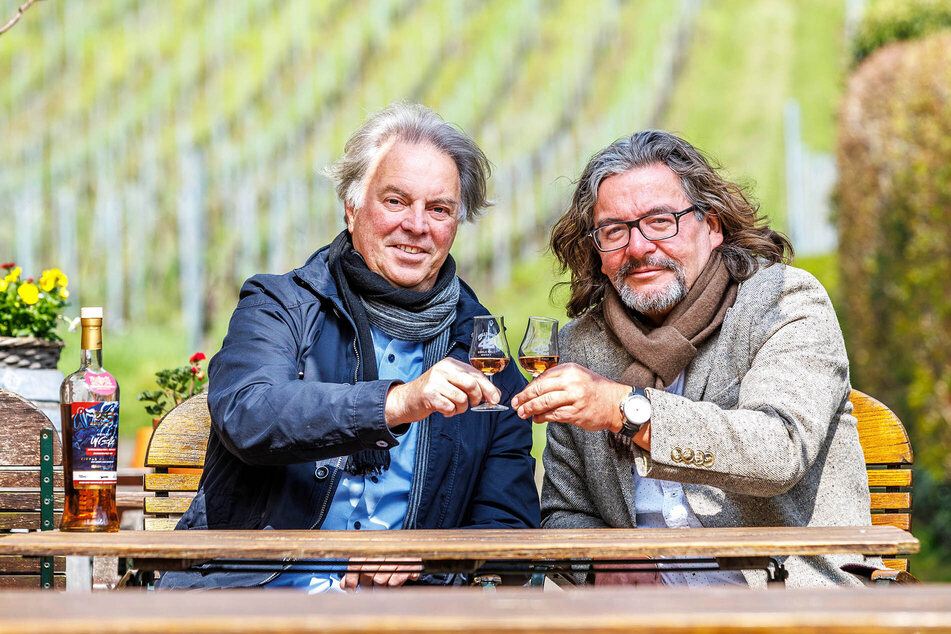 Winzer Ulf Große (62, l.) und Manufaktur-Chef Frank Leichsenring (63) präsentieren ihren Winzer-Whisky.