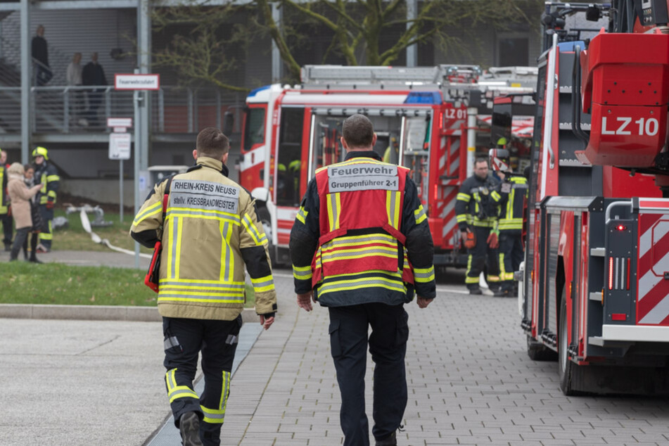 Die Feuerwehr Neuss musste am Mittwochmorgen zu einem Großeinsatz im Johanna Etienne Krankenhaus aufbrechen.