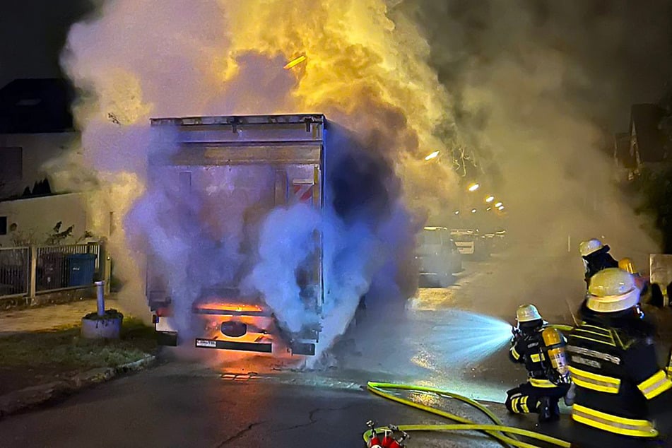 Das Feuer bereitet sich vom Heck über den Lkw aus, der in der Hardenbergstraße geparkt war.