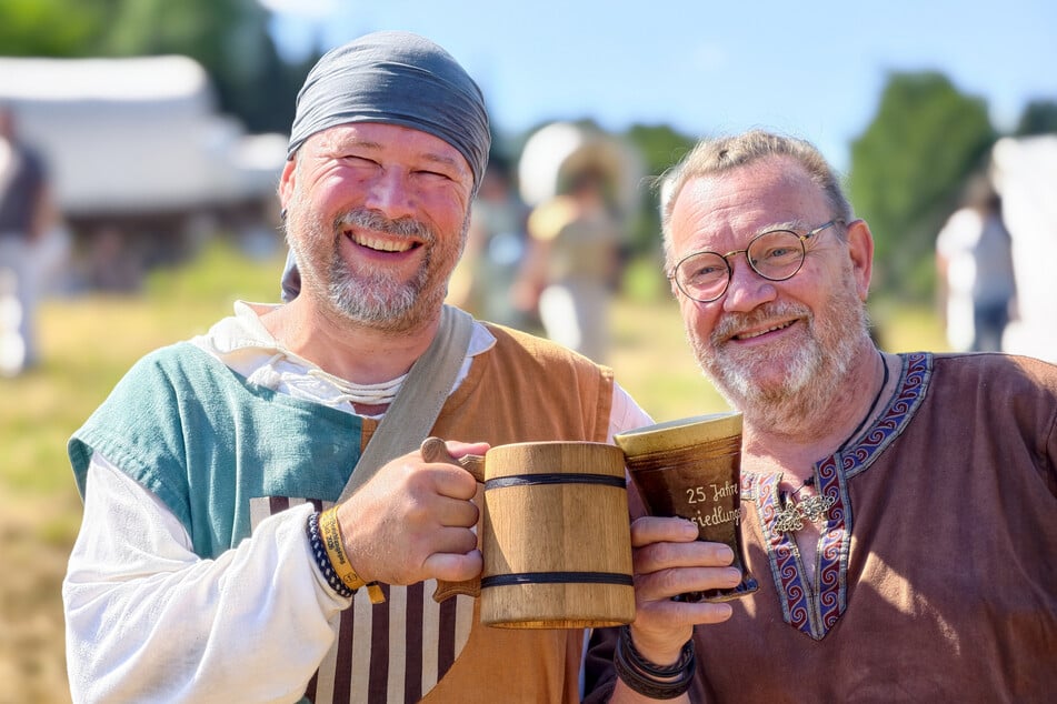 Lokator Michael Ehnert (54, l.) und Vereinschef Andreas Rausch (62) genehmigten sich nach dem heißen Tag ein kühles Getränk.