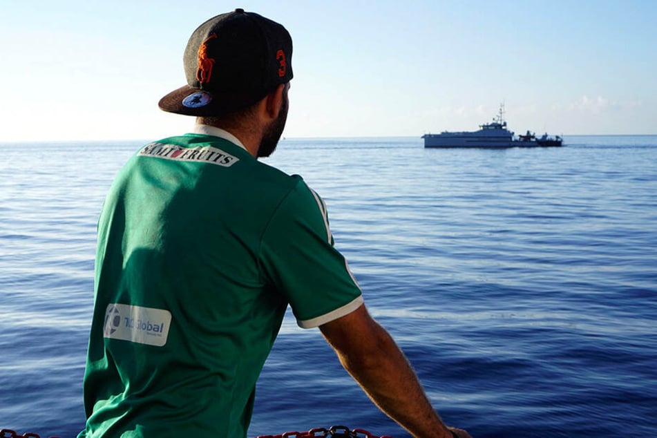 Ein Migrant steht an Deck des Rettungsschiffes "Open Arms" von der Hilfsorganisation Proactiva Open Arms.