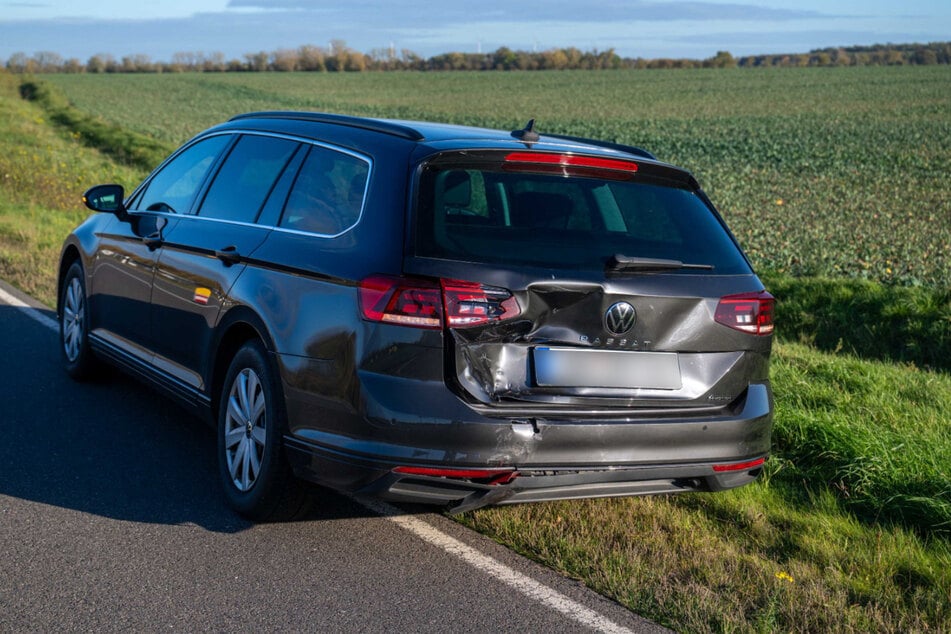 Der Autofahrer beabsichtigte, nach links abzubiegen, als es plötzlich krachte.