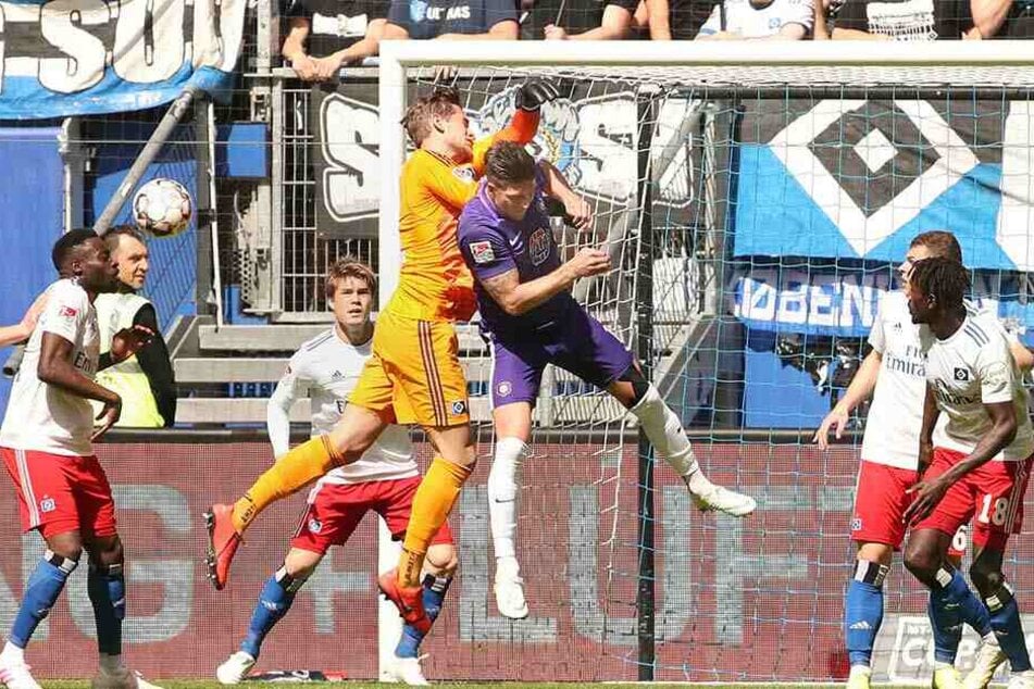 Entscheidende Szene vor dem Auer Treffer: Dennis Kempe stört HSV-Keeper Julian Pollersbeck, der dadurch am Ball vorbeifliegt.