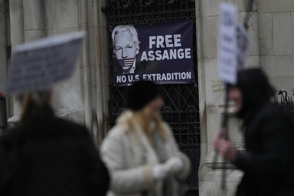Unterstützer von Wikileaks-Gründer Assange (50) warten am Montag vor dem High Court in London.