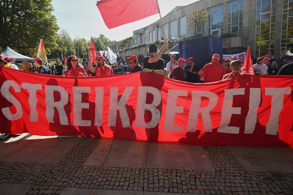 Warnstreiks sollen Nachdruck verleihen: Erste Aktionen in NRW am Sonntagabend