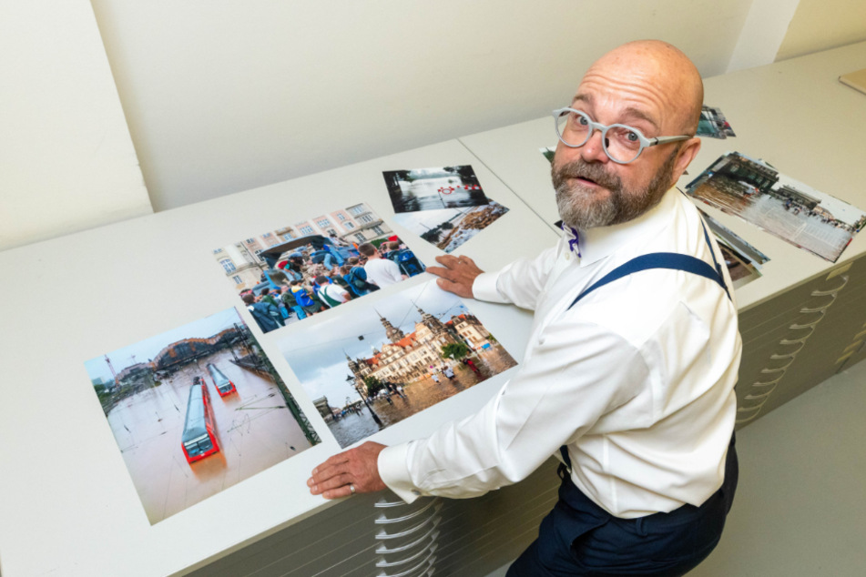 Amtsleiter Thomas Kübler (57) sichtet Flutbilder für die Ausstellung im Stadtarchiv.