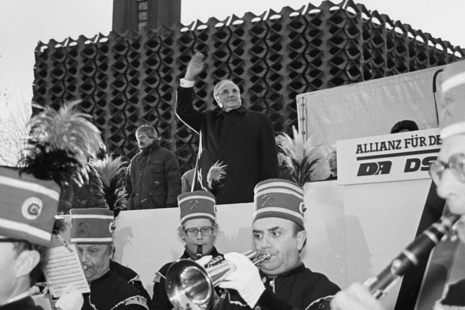 Die Bergmannskapelle spielte, Zehntausende jubelten. Am 1. März 1990 wurde Helmut Kohl in Karl-Marx-Stadt gefeiert.