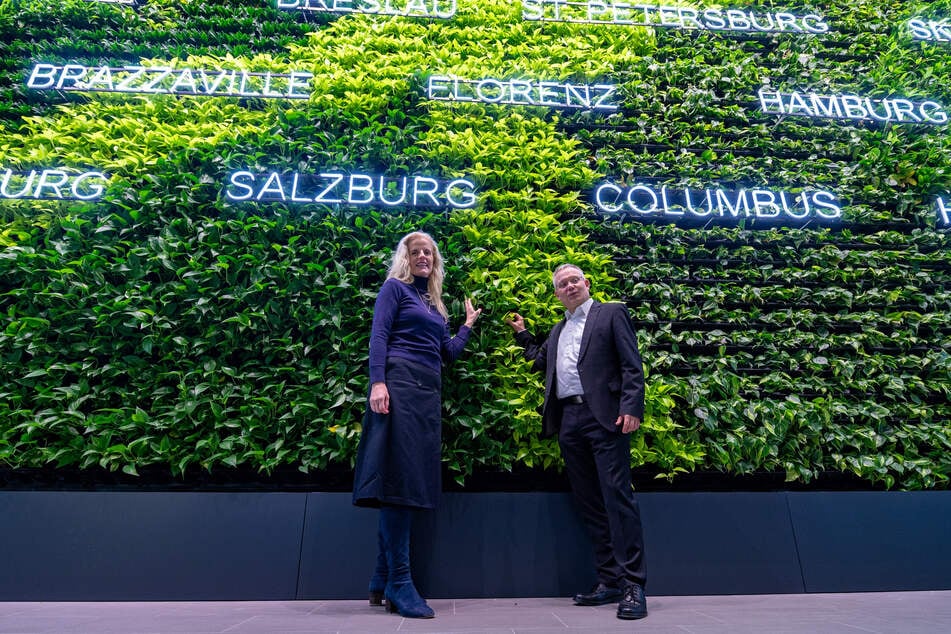 Wirtschaftsbürgermeister Jan Pratzka (53, CDU) und Stadtforum-Stabsstellenleiterin Christine Spielvogel (46) an der grünen Echtpflanzenwand.