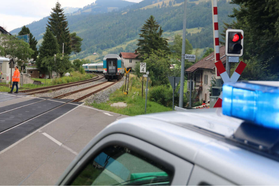 An einem Bahnübergang in Bayern ist ein Mann von einem Zug erfasst worden.