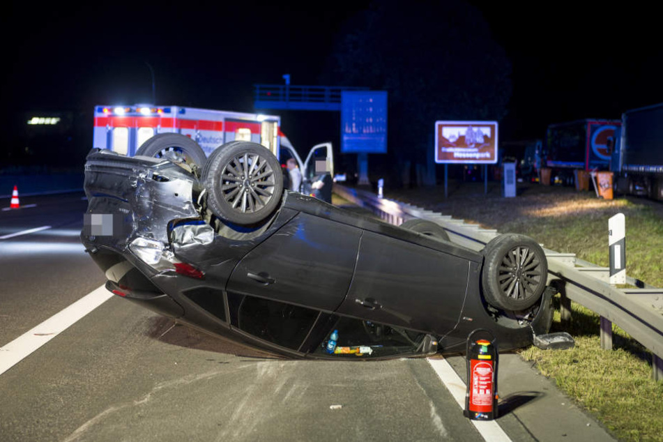 Der Unfallwagen kam auf dem Dach auf.